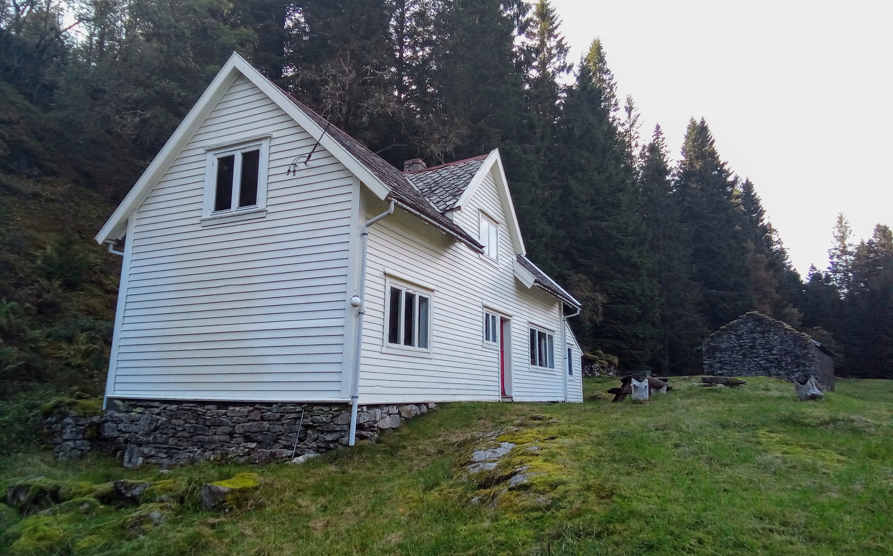 Tirevollshuset frå sør med løa i bakgrunnen