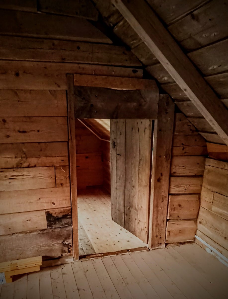 Dør til søndre sovesal i andre høgda