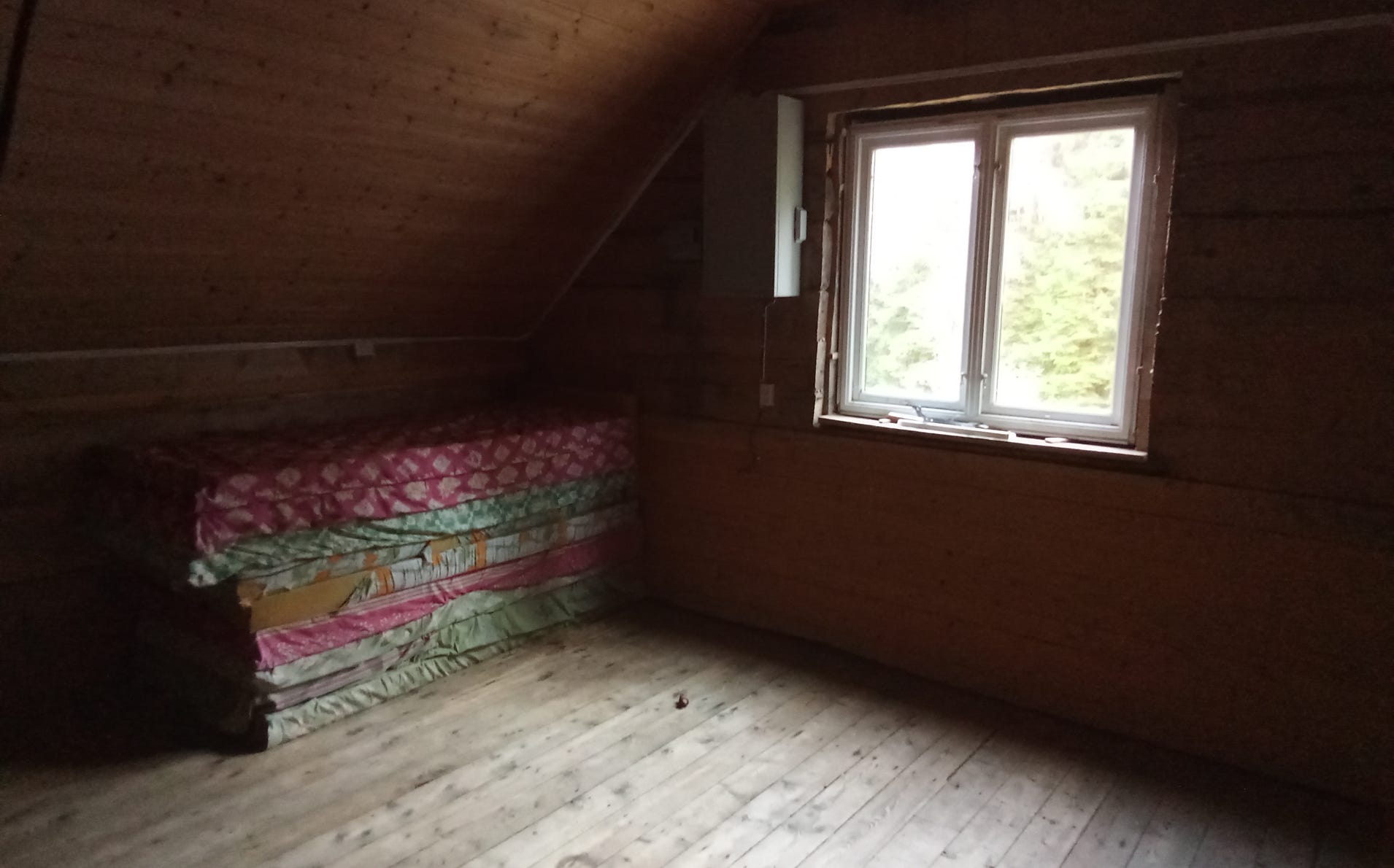 Søndre sovesal i andre høgda i Tirevollshuset