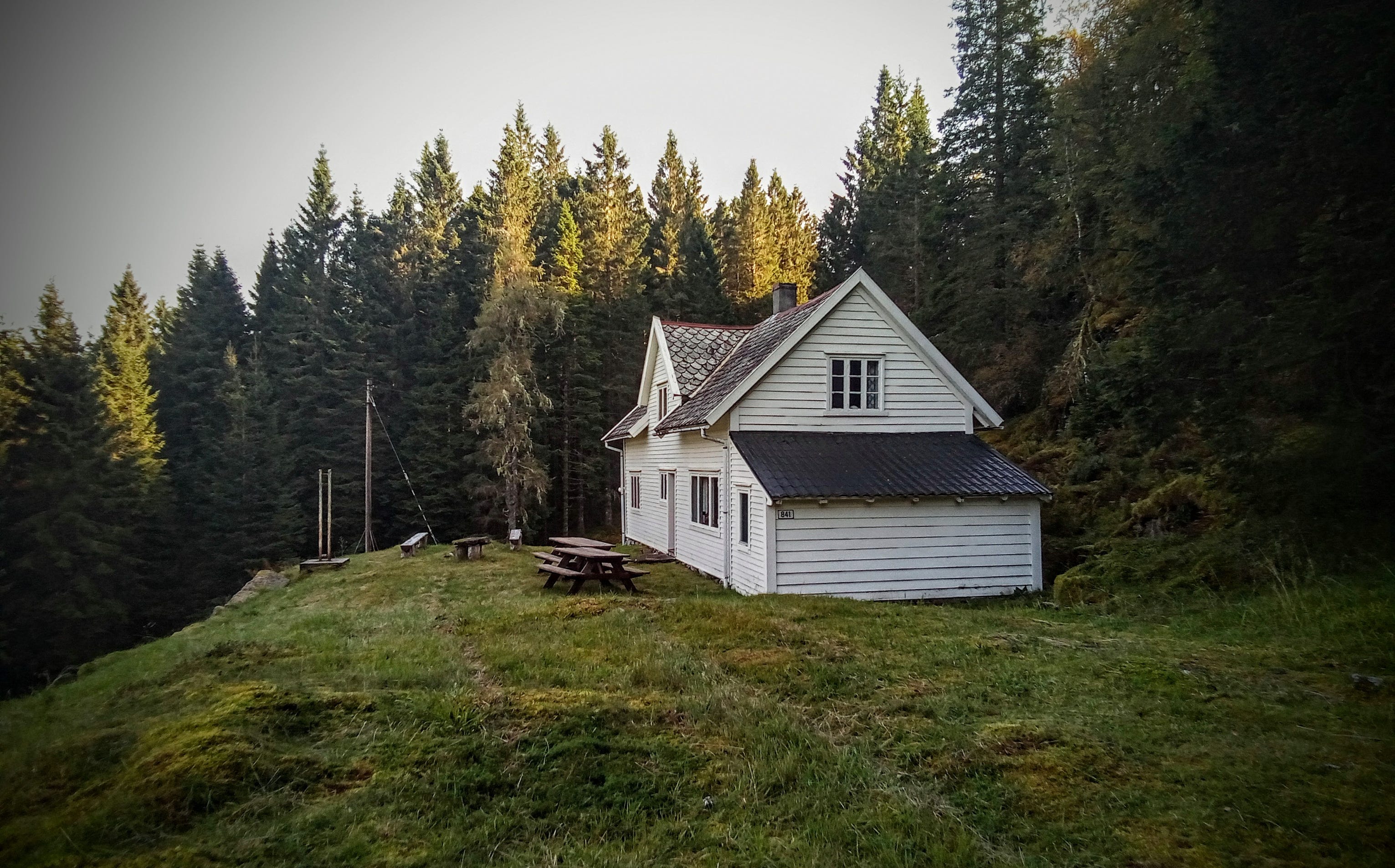 Tirevollshuset med uteplass sett frå nord