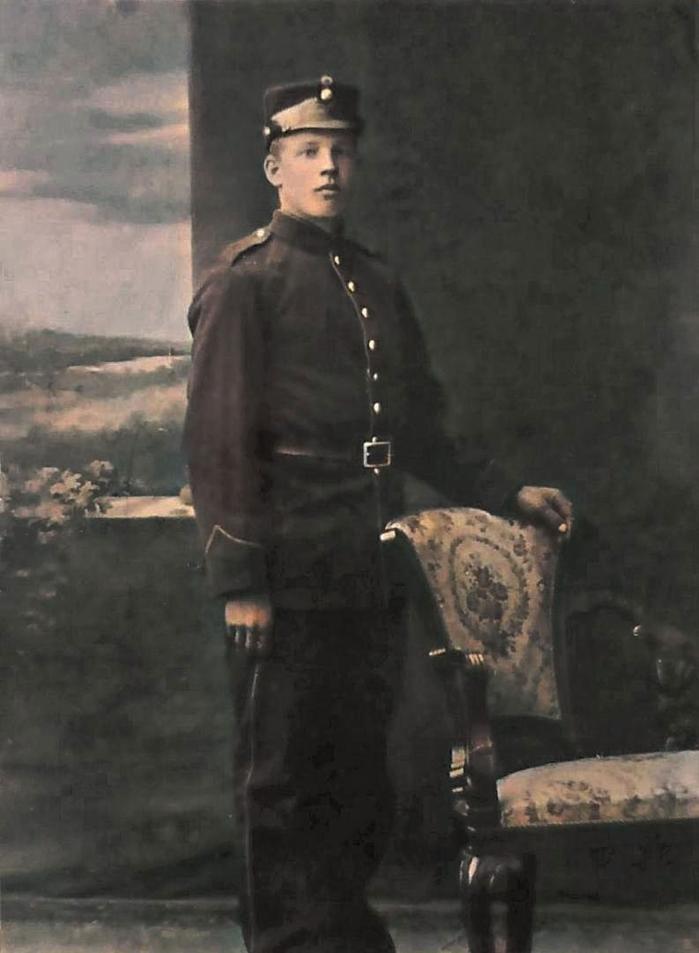 Nils Tirevoll til fotografen i sambande med vernepliktstenesta.