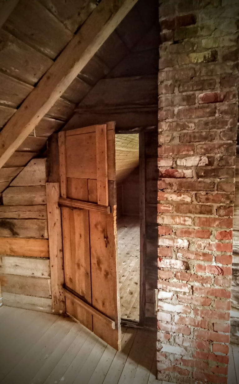 Dør til nordre sovesal i andre høgda