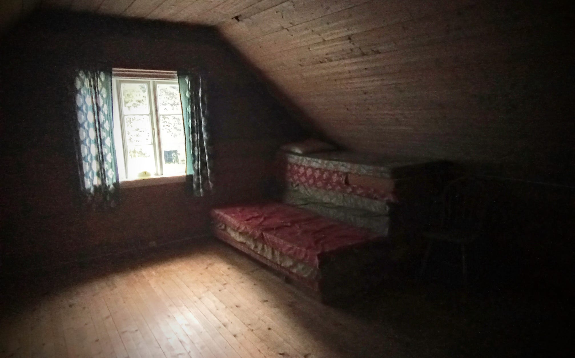 Nordre sovesal i andre høgda i Tirevollshuset