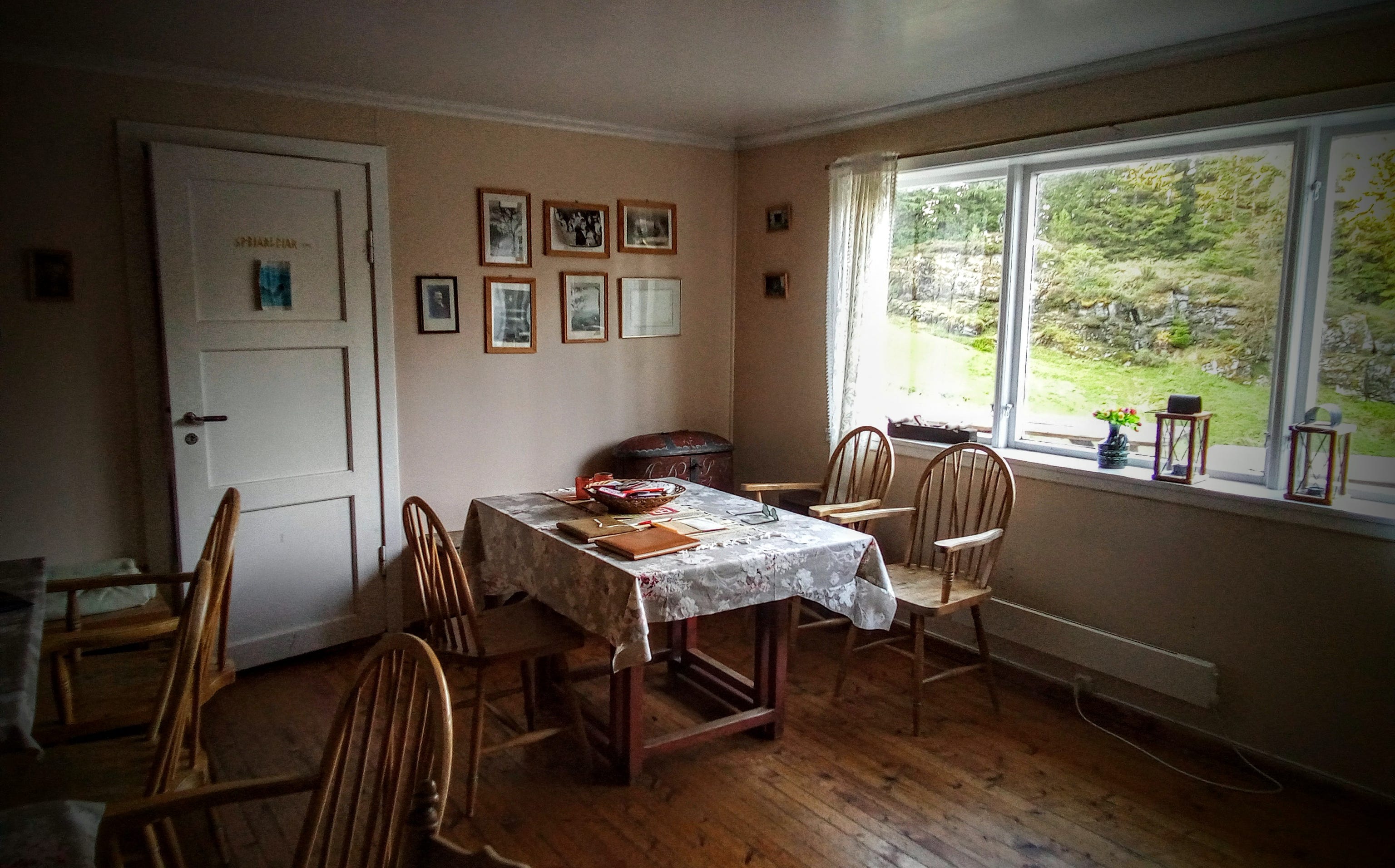 Tirevollshuset-stova med dør inn til kontoret